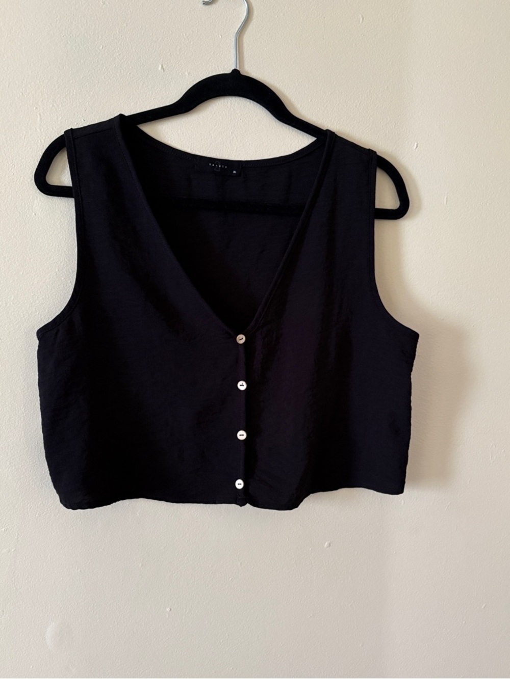 21 SAINTS Minimalist Black V-Neck Button-Front Crop Top